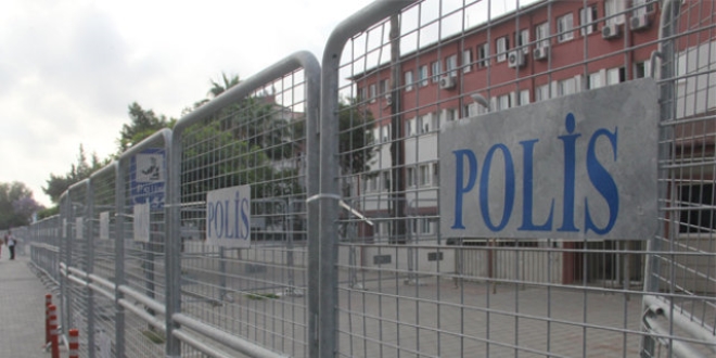 Adana'da askeri personelin de olduu 5 kii tutukland
