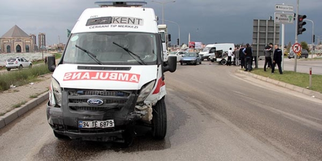 Hasta taşıyan ambulans kaza yaptı: 1'i çocuk 4 yaralı