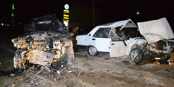 Aksaray'da iki otomobil çarpıştı: 10 yaralı