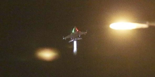 Başbakan saat 7:00'de, hain üssün pistini bombalattı