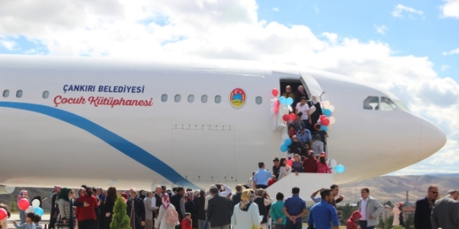 Uçak ve tren kütüphaneye büyük ilgi gösterildi