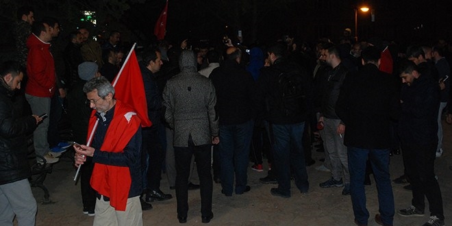 Darbe söylentisine karşı demokrasi nöbeti