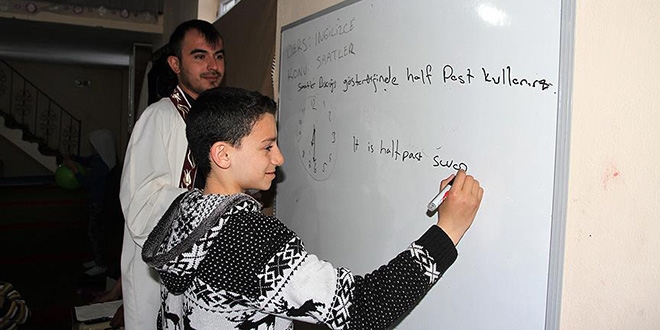 İmamdan yoksul çocuklara camide eğitim