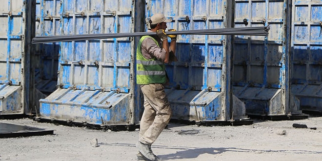 Suriye sınırına örülen güvenlik duvarına çelik kapı takıldı