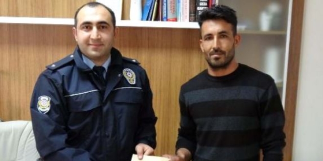 Yolda bulduğu bin lirayı polise teslim etti