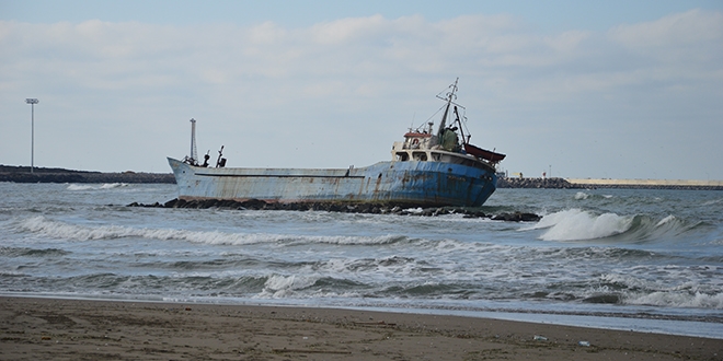 cralk gemi Karasu sahilinde karaya oturdu