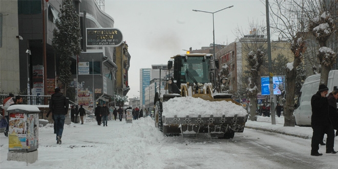 Van'da karlı yollar ulaşıma açıldı