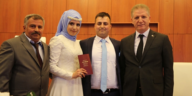 Vali Gül'den genç çifte nikah sürprizi