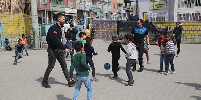 Silopi'de polisler ve çocuklar futbol oynadı