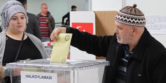 Hollanda'da referandum i�in oy verme i�lemi ba�lad�