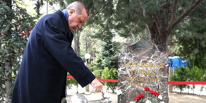 Erdoğan, Alparslan Türkeş'in kabrini ziyaret etti
