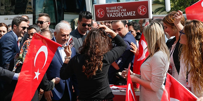 Başbakan, MHP'nin 'evet' standını ziyaret etti