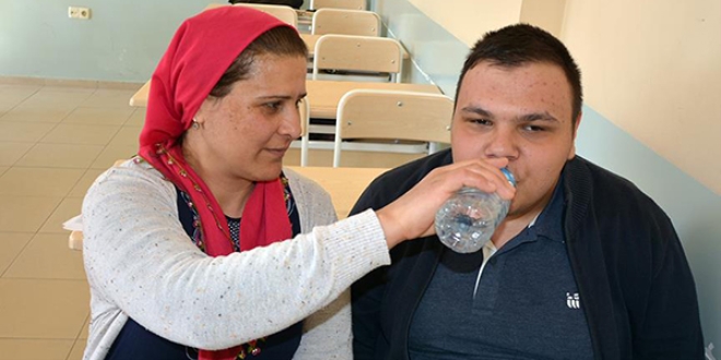 Bedensel engelli oğlunu okulda da yalnız bırakmıyor