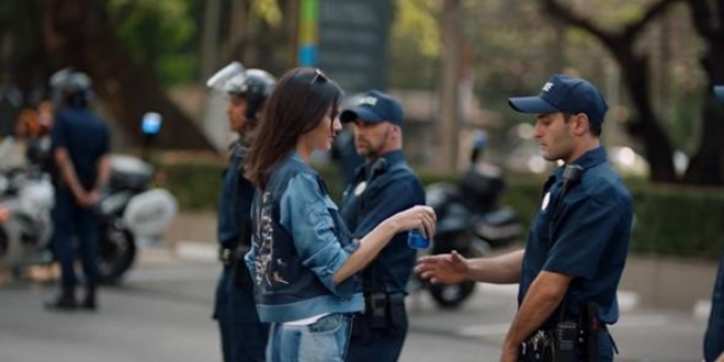 Kendall Jenner'lı Pepsi reklamı, tepkiler üzerine geri çekildi