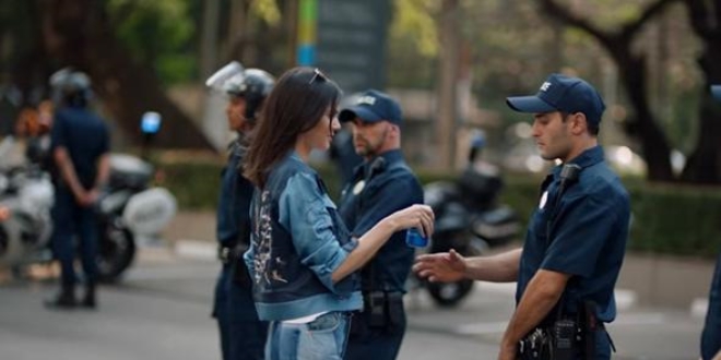 Kendall Jenner'l Pepsi reklam, tepkiler zerine geri ekildi