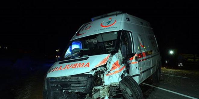 Mersin'de ambulansla otomobil çarpıştı: 4 yaralı