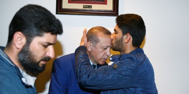 Cumhurbaşkanı Erdoğan'ı alnından öptü