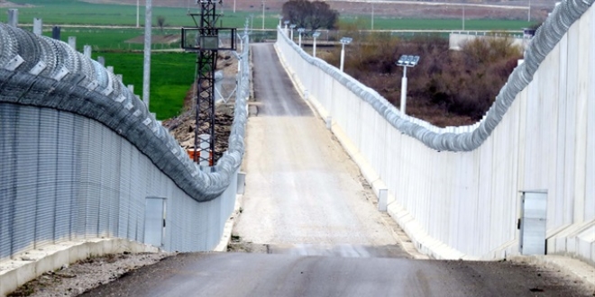 Mehmetçik 'Türk Seddi'nde kuş uçurtmuyor
