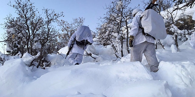 Hakkari'de kalaşnikof ve yaşam malzemesi ele geçirildi