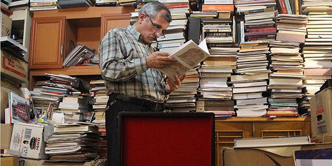 Biriktirdiği kitaplar artık oturduğu eve sığmaz oldu