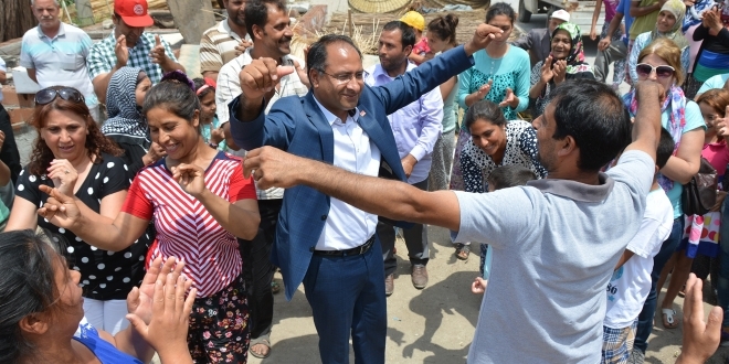 CHP'li Purçu, Roman hemşerileriyle sahnede oynadı