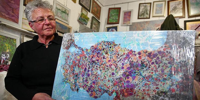 Emekli retmen, ebru sanatyla harita iziyor