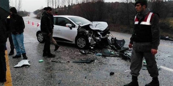Kütahya'da iki otomobil çarpıştı: 10 yaralı