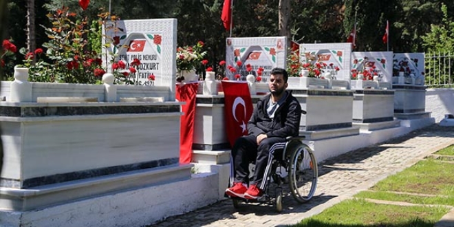 Gazi öğrenci şehit meslektaşlarının mezarını ziyaret etti