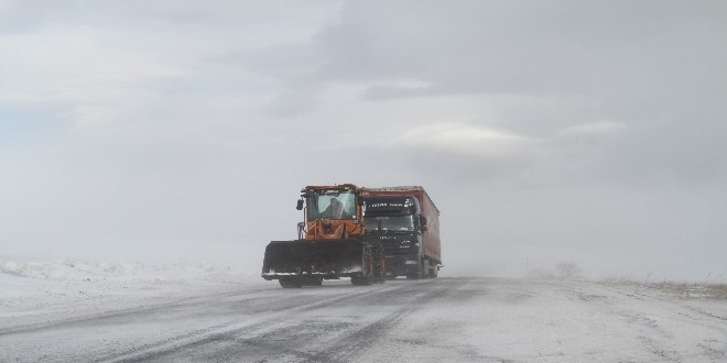 Ardahan'da ulaşıma kar ve tipi engeli
