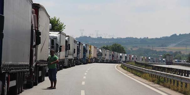 Kapıkule'de tır kuyruğu 12 kilometreyi buldu