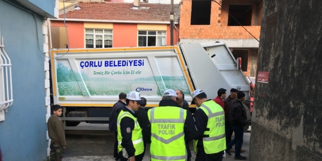 Çöp kamyonunun çarptığı çocuk ağır yaralandı
