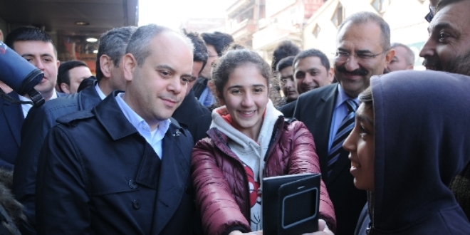 Bakan Kılıç, vatandaşların yoğun ilgisi nedeniyle konuşamadı