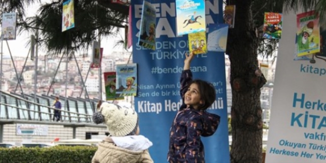 Çocuklar ağaçtan kitap topladı