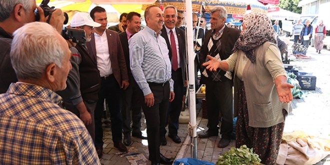 Dışişleri Bakanı Çavuşoğlu, pazar dolaştı
