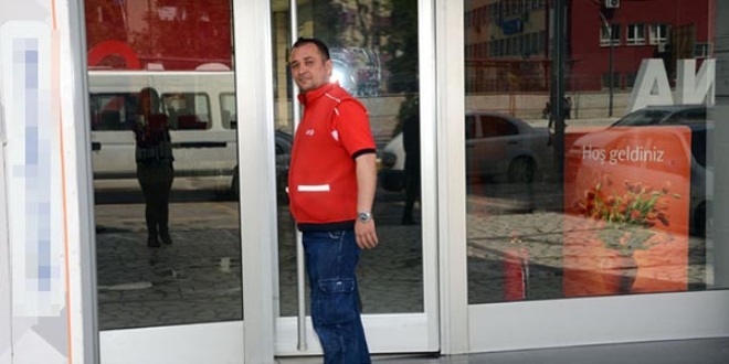 Bankanın kapısını açık unuttular