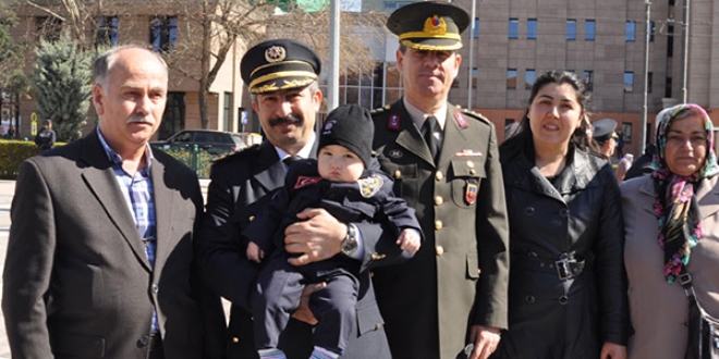 Şehit oğlu Eyüphan, babasının kıyafetiyle törene katıldı
