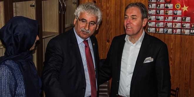 CHP'li vekil AK Partili vekili muhtar sandı - Video