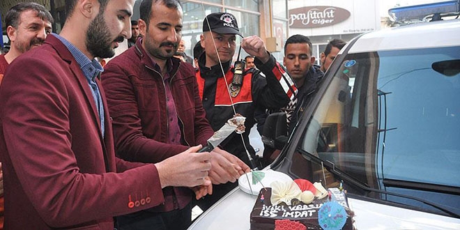 Kavga ihbarıyla çağırılan polis ekibine sürpriz kutlama