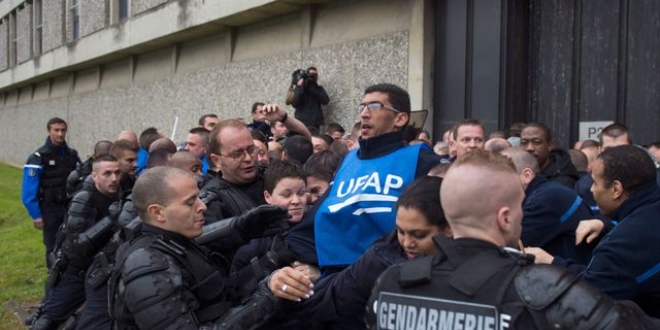 Pariste gardiyanlar protesto iin cezaevi giriini kapatt