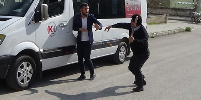 Baba çılgına döndü... Sopayla kovaladı