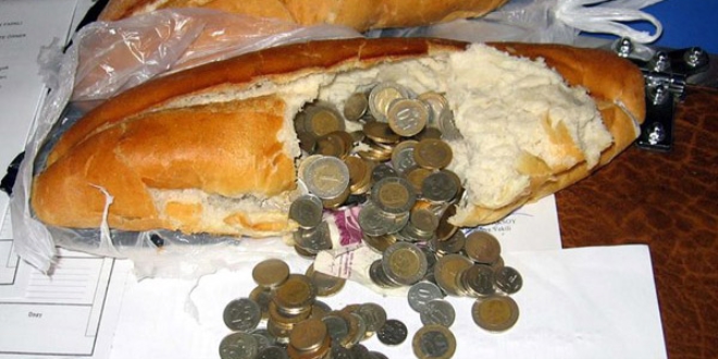 Dilencinin parası ekmeğin içinde bulundu