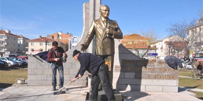 Tahrip edilen Atatrk heykeli yerine konuldu