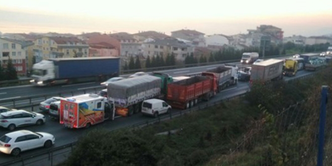 Kocaeli'de tır devrildi, TEM otoyolu kapandı