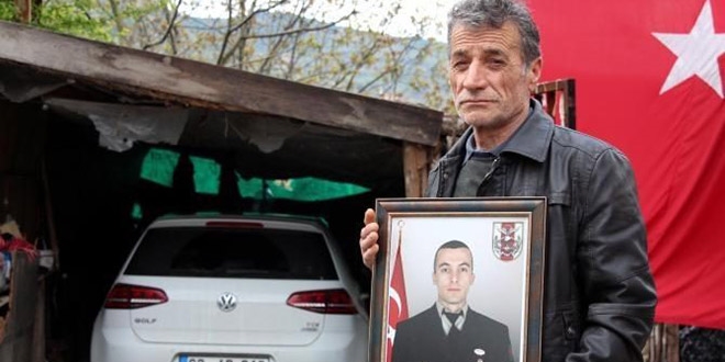 Şehit oğlundan kalan otomobile gözü gibi bakıyor
