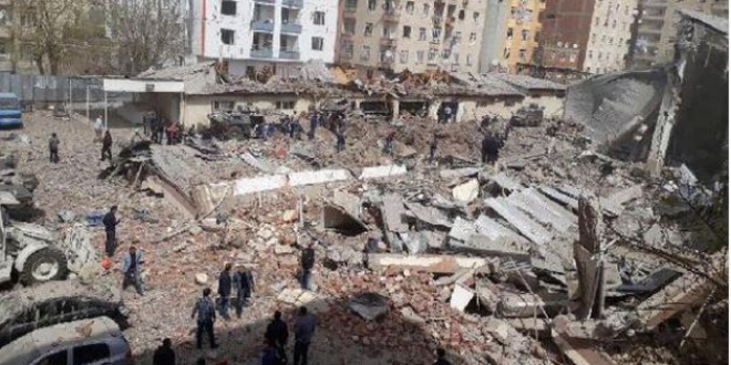 Vali Aksoy, patlama yerinde incelemede bulundu