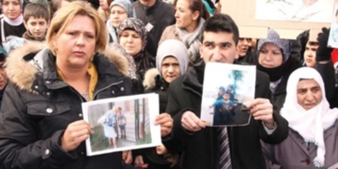 �ocuklar� ellerinden al�nan aileler, AB kurumlar� yak�n�nda �ad�r kurdu