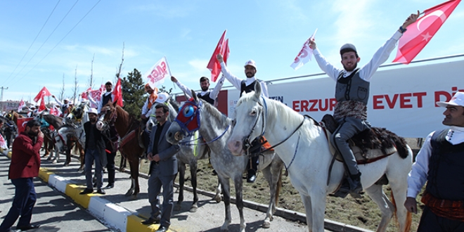 Erdoğan'a atlı ciritçilerle karşılama