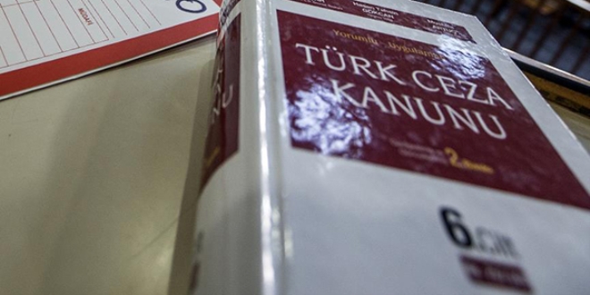 Eşini bıçakla yaralayan kocaya 'hakaret' indirimi