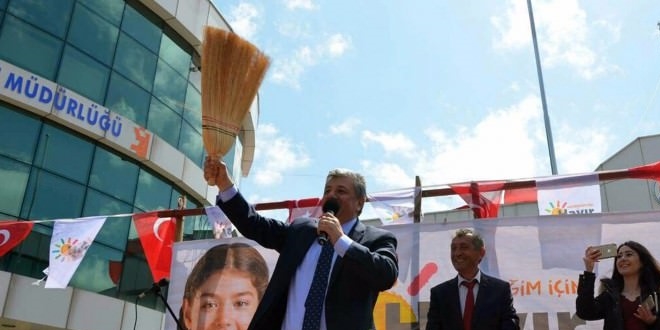 CHP'li Balbay'dan süpürgeli referandum çalışması