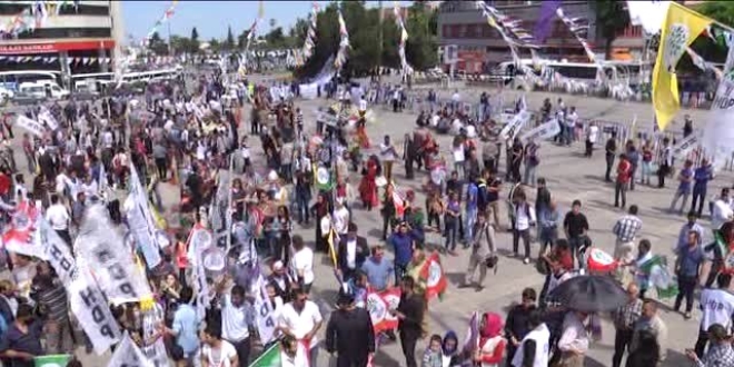 İzmir'de mitinge bez parçası getiren 4 kişi gözaltında